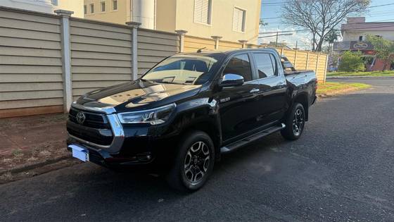 TOYOTA HILUX 2.8 D-4D TURBO DIESEL CD SRX 4X4 AUTOMÁTICO