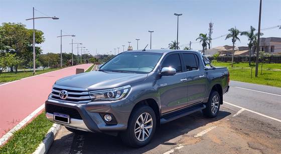 TOYOTA HILUX 2.8 SRX 4X4 CD 16V DIESEL 4P AUTOMÁTICO