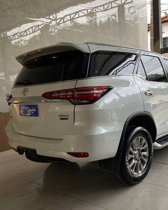 TOYOTA HILUX SW4 2.8 D-4D TURBO DIESEL SRX 7L 4X4 AUTOMÁTICO