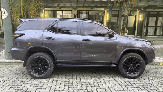 TOYOTA HILUX SW4 2.8 D-4D TURBO DIESEL SRX 7L 4X4 AUTOMÁTICO