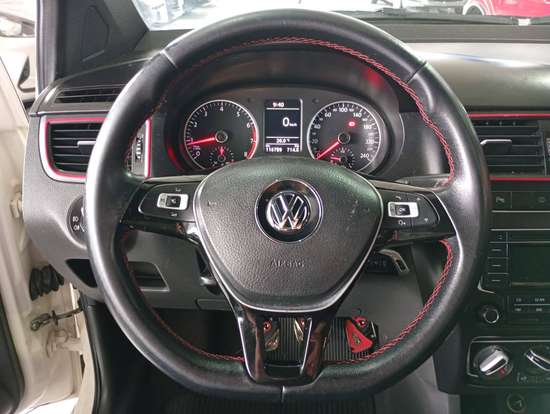 VOLKSWAGEN-FOX-2015