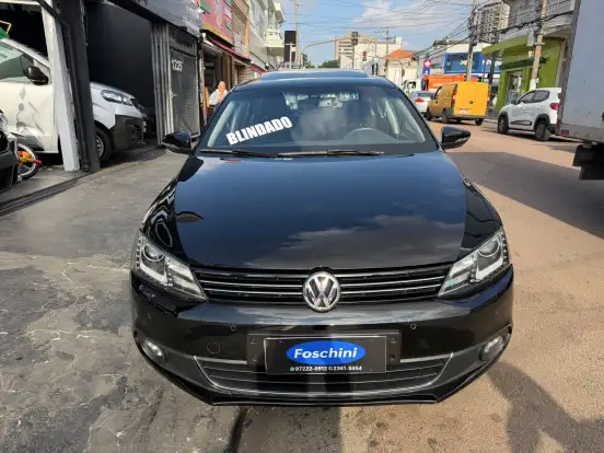 VOLKSWAGEN-JETTA-2012