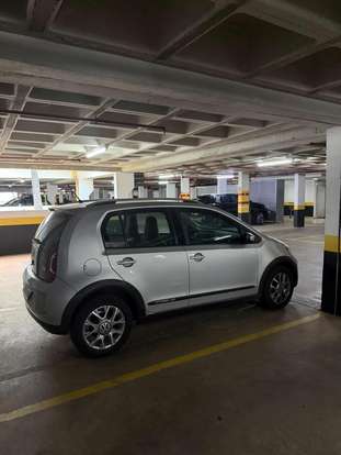 VOLKSWAGEN-CROSS UP-2016