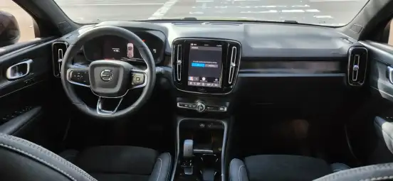VOLVO-C40-2023