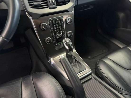 VOLVO-V40-2.0 T4 DYNAMIC TURBO GASOLINA 4P AUTOMÁTICO VOLVO-V40-2014