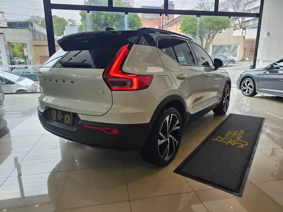 VOLVO-XC40-2020