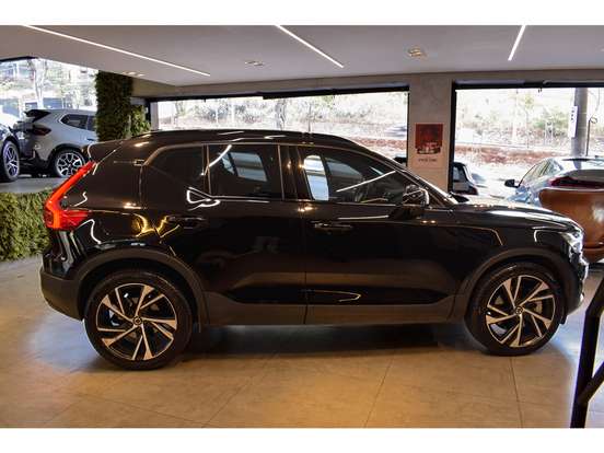 VOLVO-XC40-2020