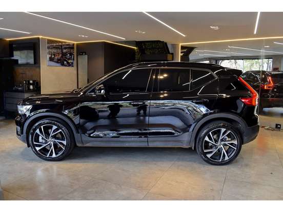 VOLVO-XC40-2020