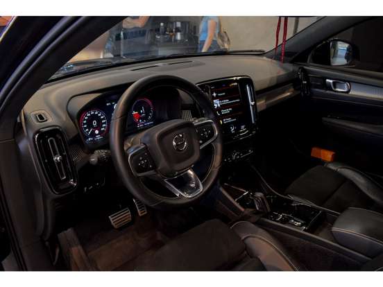 VOLVO-XC40-2020
