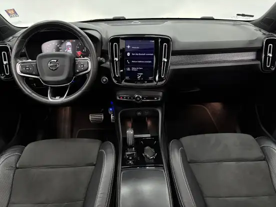 VOLVO-XC40-2020