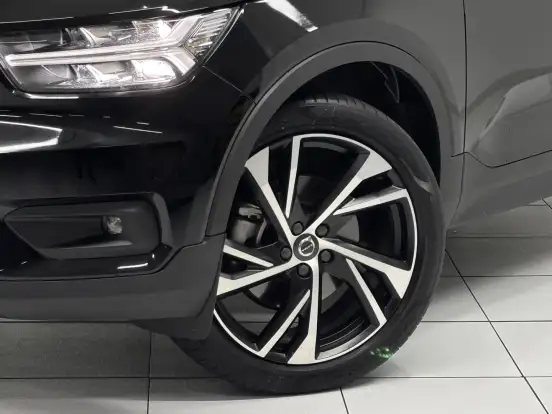 VOLVO-XC40-2020