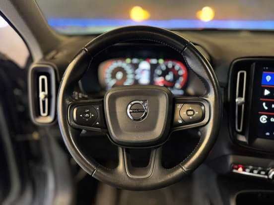 VOLVO-XC40-2018