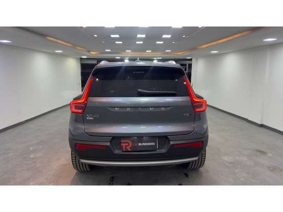 VOLVO-XC40-2019