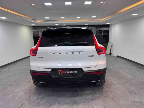 VOLVO-XC40-2019