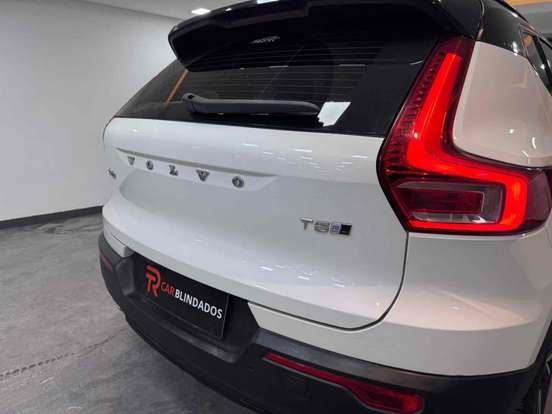 VOLVO-XC40-2019