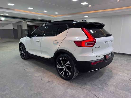 VOLVO-XC40-2019