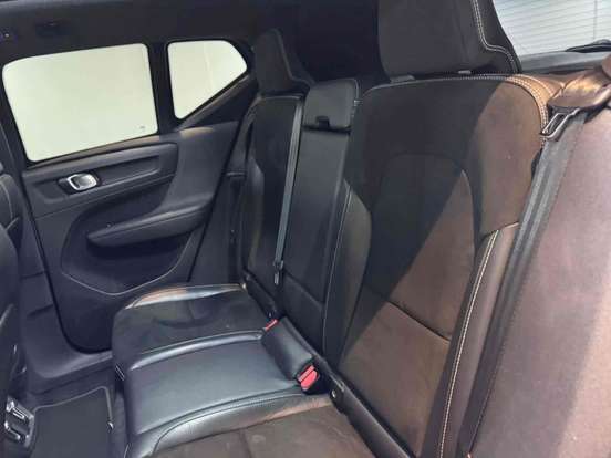 VOLVO-XC40-2019