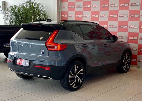 VOLVO-XC40-2019