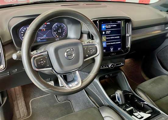 VOLVO-XC40-2019