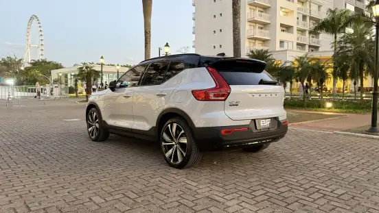VOLVO-XC40-2021
