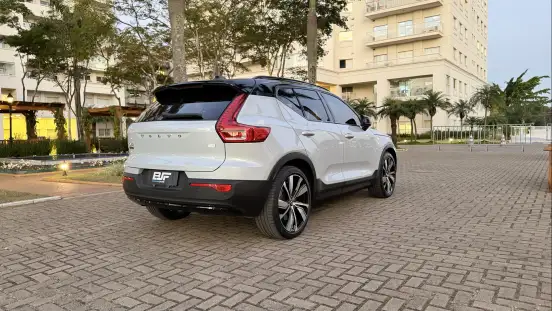 VOLVO-XC40-2021
