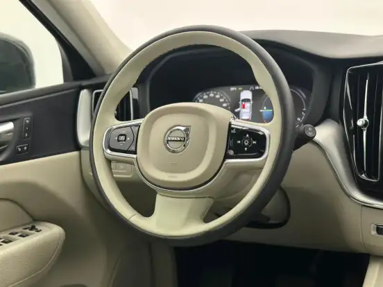 VOLVO-XC60-2.0 D5 DIESEL MOMENTUM AWD GEARTRONIC VOLVO-XC60-2019