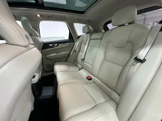 VOLVO-XC60-2021