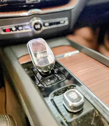 VOLVO-XC60-2023