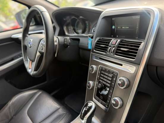 VOLVO-XC60-2016