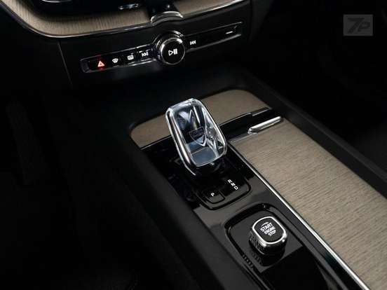 VOLVO-XC60-2022