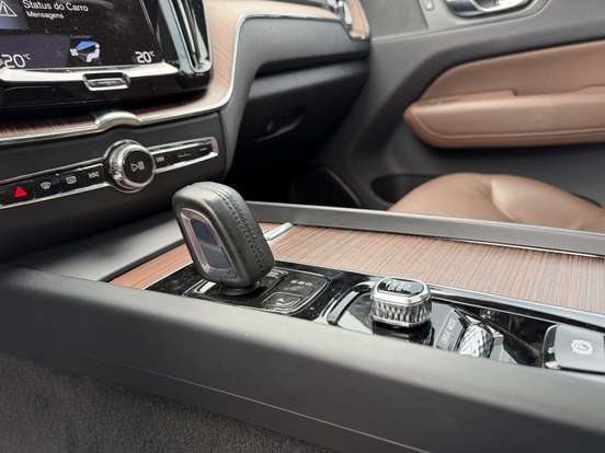 VOLVO-XC60-2020