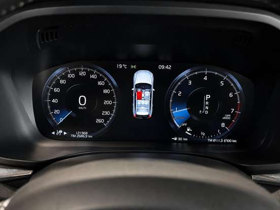 VOLVO-XC60-2018