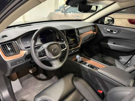 VOLVO-XC60-2023