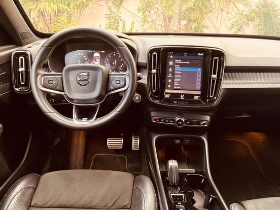VOLVO-XC40-2020