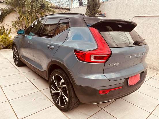 VOLVO-XC40-2020