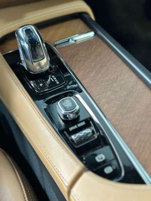 VOLVO-XC90-2017