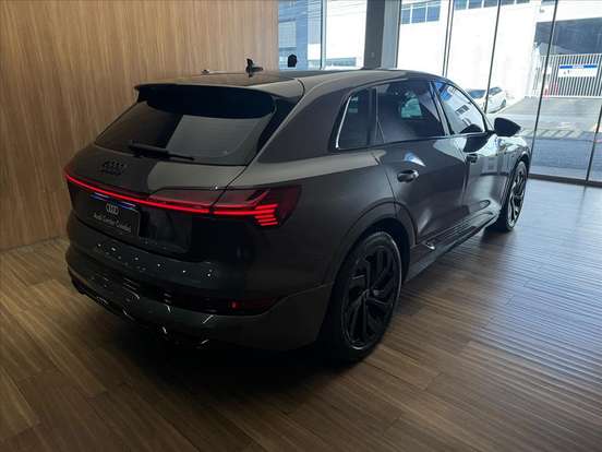 AUDI-E-TRON-2022