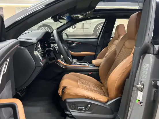 AUDI-RS Q8-2023