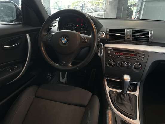 BMW-118i-1.6 URBAN LINE 16V TURBO GASOLINA 4P AUTOMÁTICO BMW-118i-2011