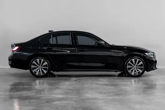 BMW-320i-2021