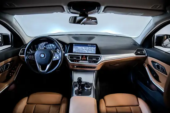 BMW-320i-2021