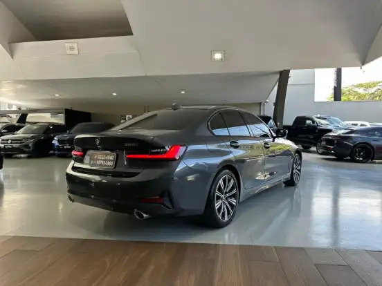 BMW-320i-2022