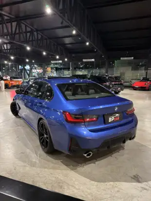 BMW-320i-2023