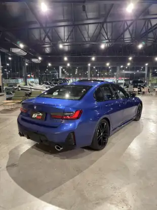 BMW-320i-2023