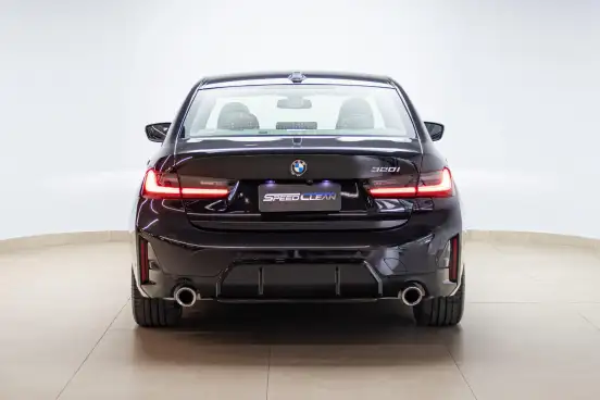 BMW-320i-2023