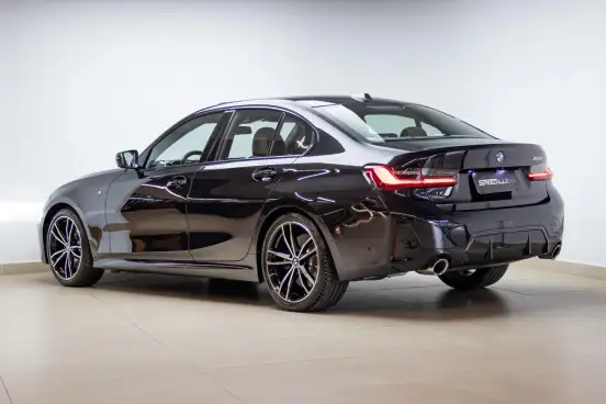 BMW-320i-2023