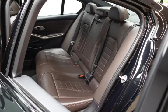 BMW-320i-2023