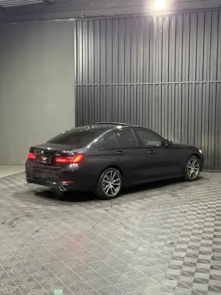 BMW-320i-2022