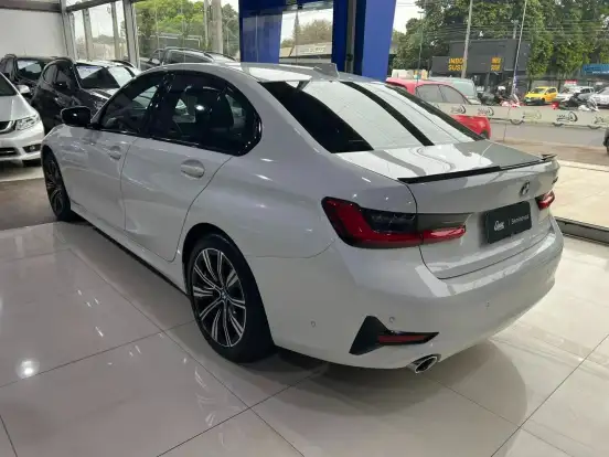 BMW-320i-2021