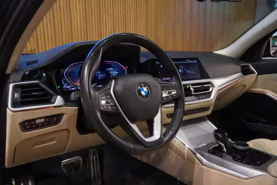 BMW-320i-2019